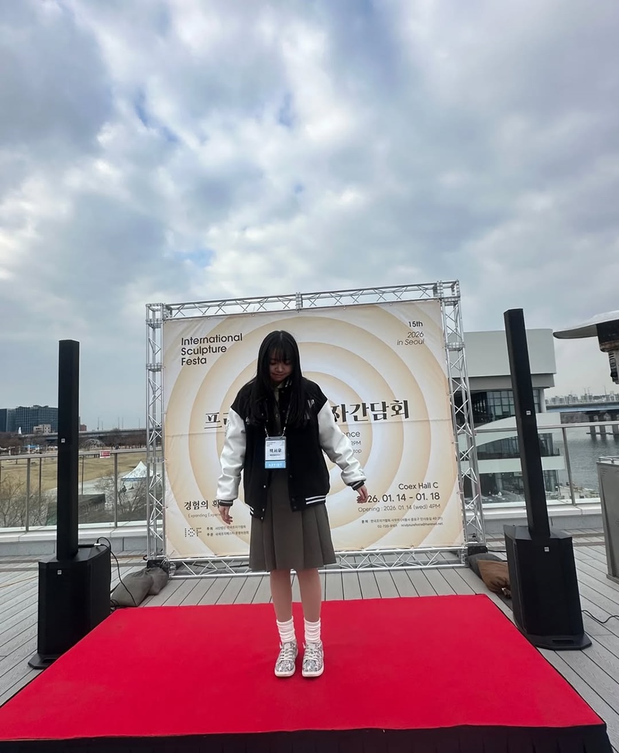 チョン・シアの娘がソウル国際彫刻フェスタに最年少作家として参加