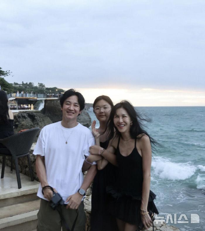 オム・テウン＆ユン・ヘジン夫妻　バリ島で家族写真…幸せ笑顔