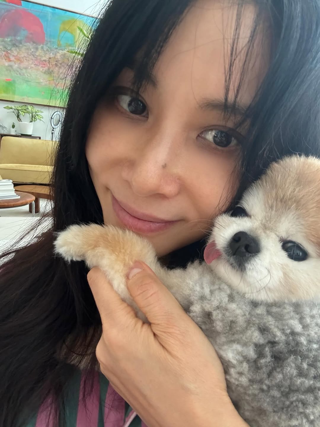 53歳コ・ソヨン、愛犬を抱いて超アップの自撮り…若々しい美しさにビックリ