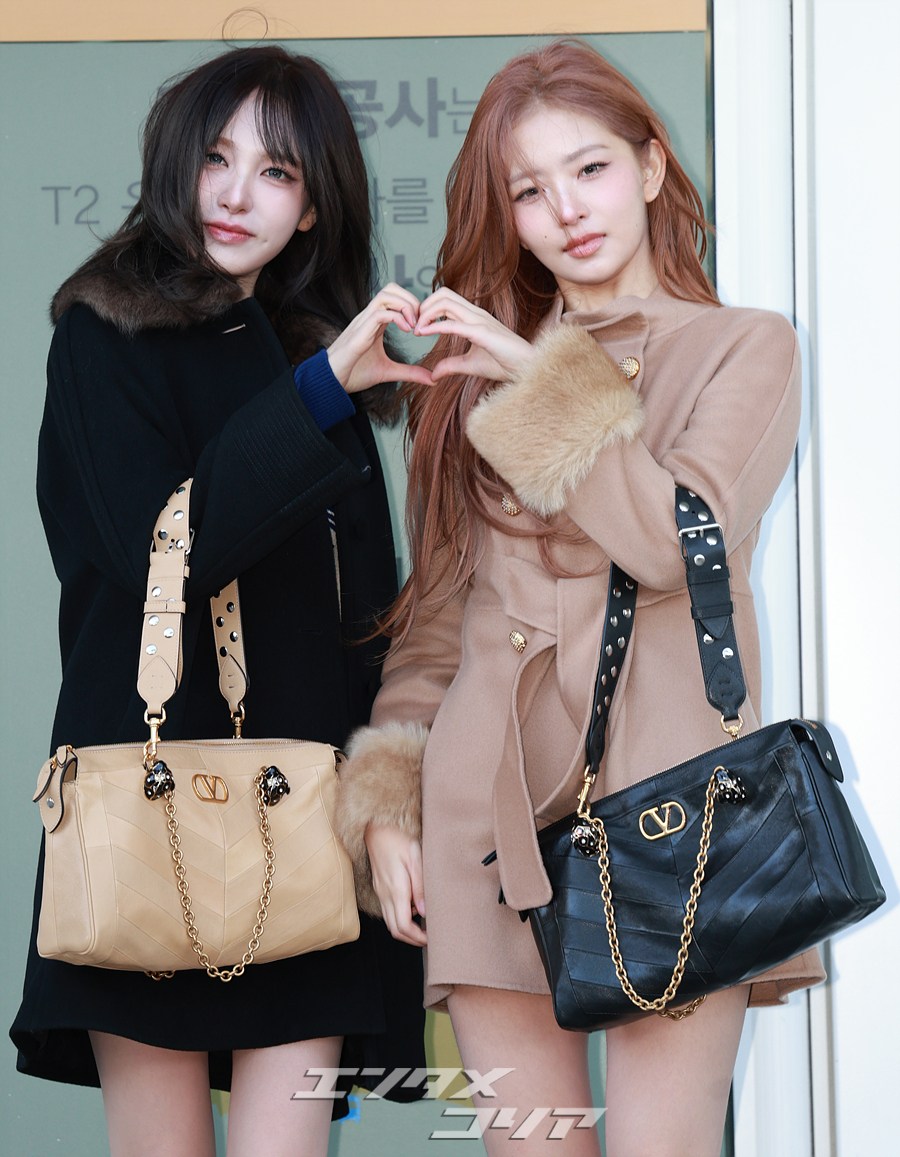 【フォト】IVEリズ＆レイ、キュートさあふれるハートのポーズ