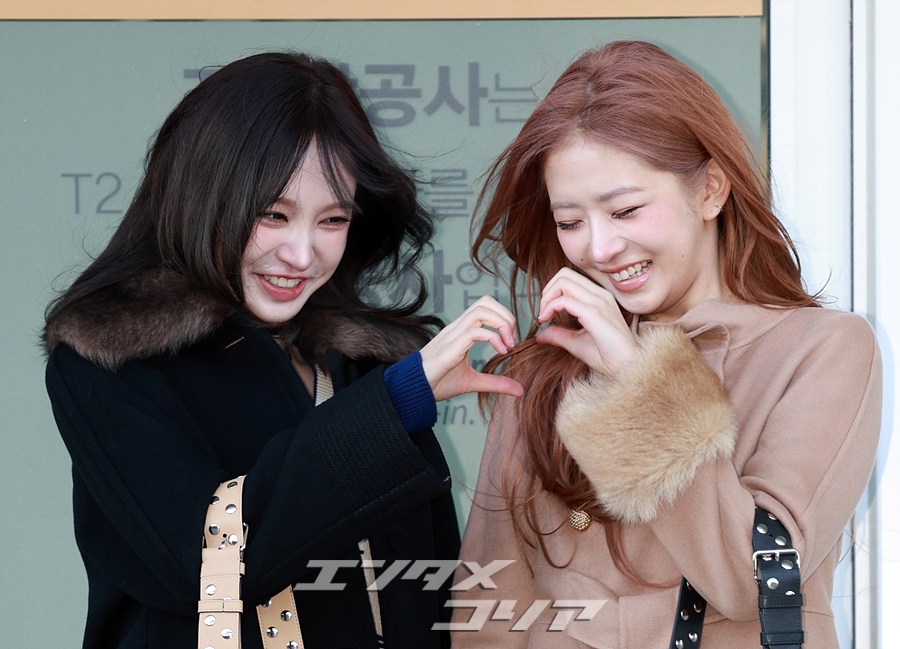 【フォト】IVEリズ＆レイ、キュートさあふれるハートのポーズ