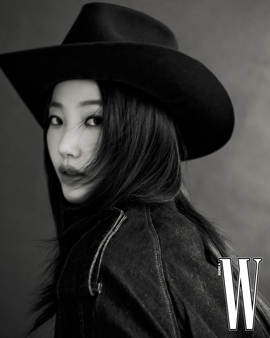 【フォト】LE SSERAFIMカズハ、デビュー後初めて個人でファッション誌の表紙を飾る…カリスマあふれるカウガール