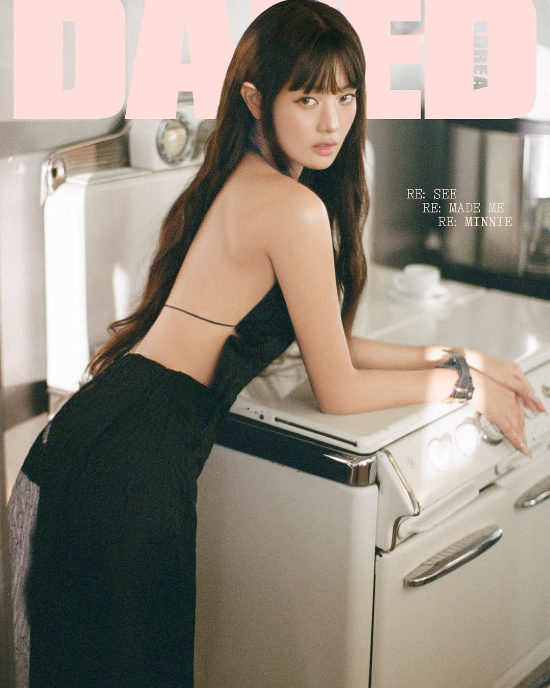 【フォト】i-dleミンニ、大胆背中見せ…絶頂のビジュアル