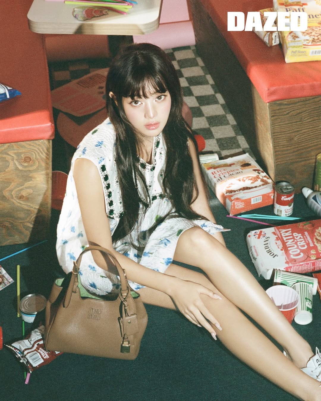 【フォト】i-dleミンニ、大胆背中見せ…絶頂のビジュアル