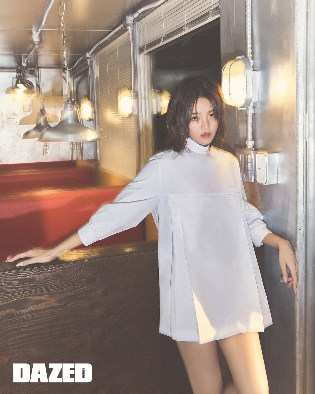 【フォト】i-dleミンニ、大胆背中見せ…絶頂のビジュアル