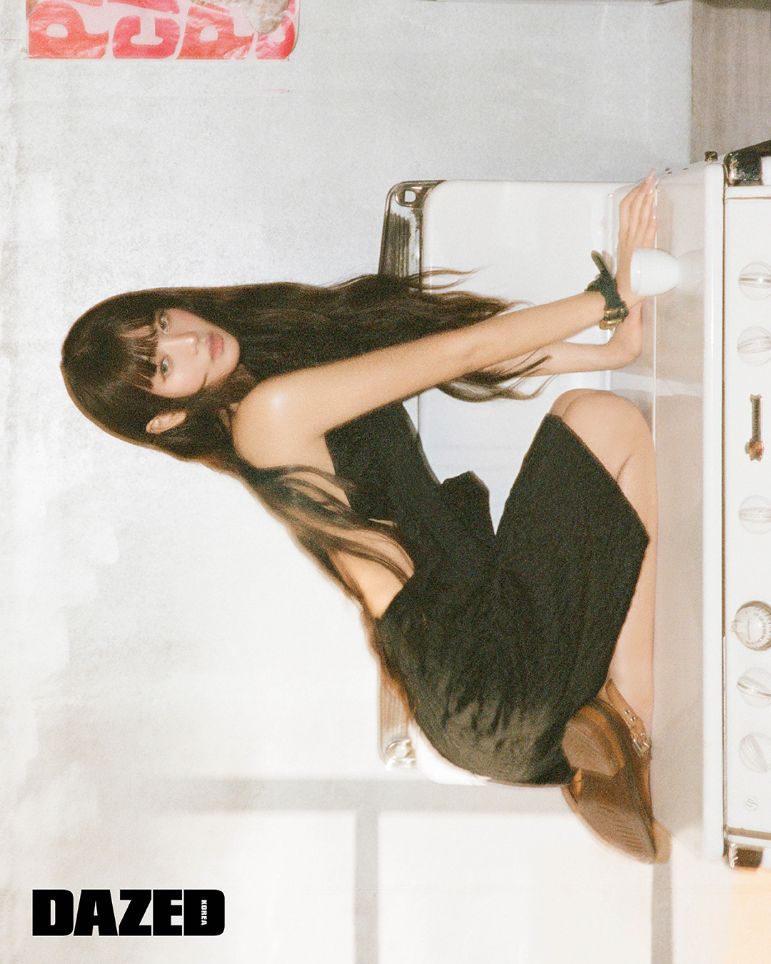 【フォト】i-dleミンニ、大胆背中見せ…絶頂のビジュアル