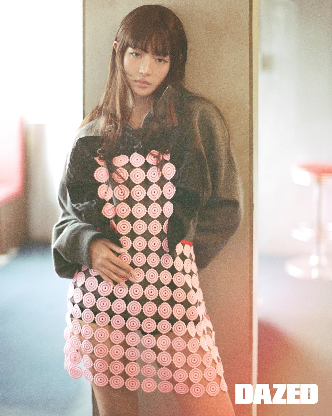 【フォト】i-dleミンニ、大胆背中見せ…絶頂のビジュアル