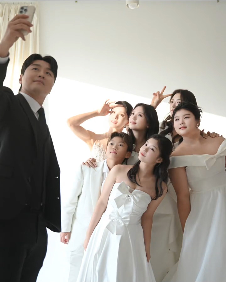 【フォト】結婚20周年の李同国＆イ・スジンさん、家族写真公開