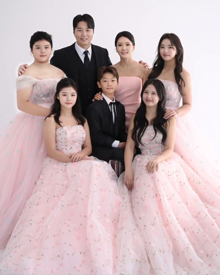 【フォト】結婚20周年の李同国＆イ・スジンさん、家族写真公開