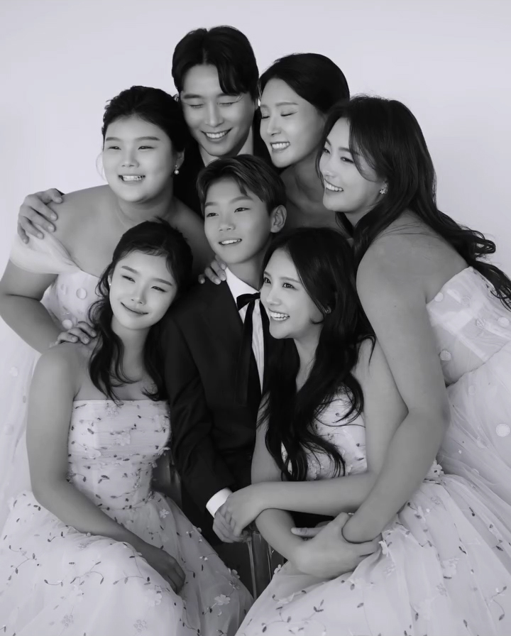 【フォト】結婚20周年の李同国＆イ・スジンさん、家族写真公開