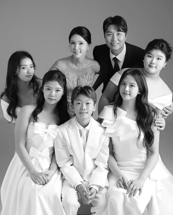 【フォト】結婚20周年の李同国＆イ・スジンさん、家族写真公開