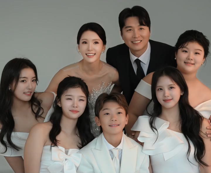 【フォト】結婚20周年の李同国＆イ・スジンさん、家族写真公開