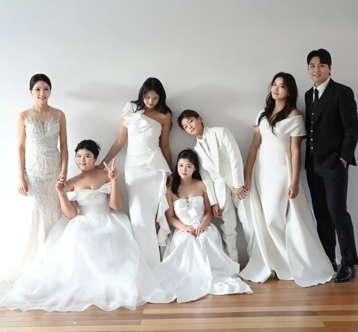 【フォト】結婚20周年の李同国＆イ・スジンさん、家族写真公開