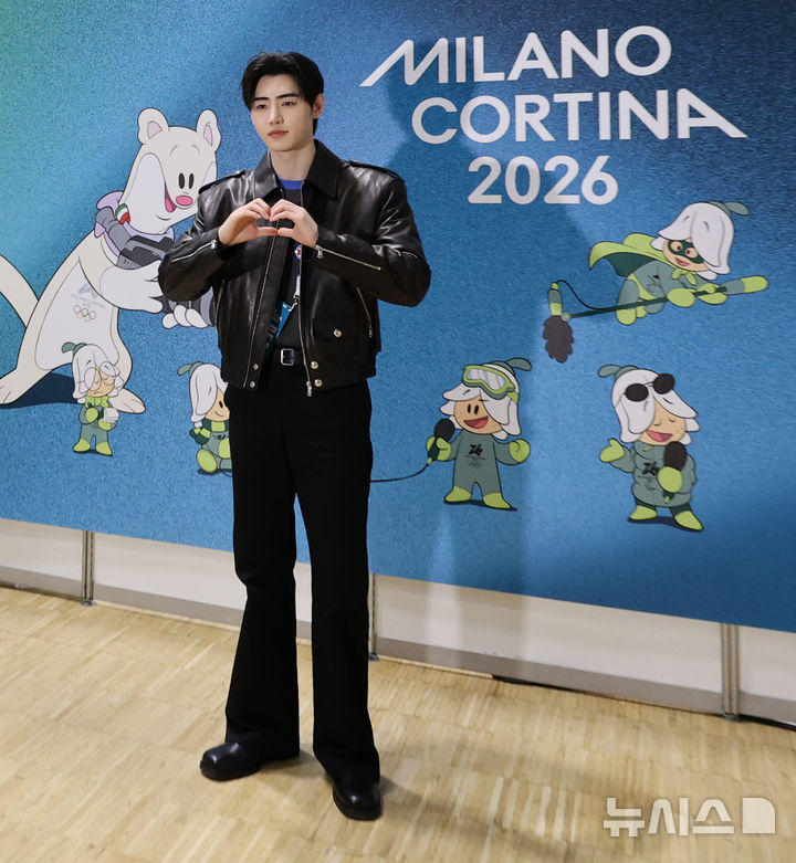 【フォト】ENHYPENソンフン　ミラノ冬季五輪メイン・プレスセンター訪問