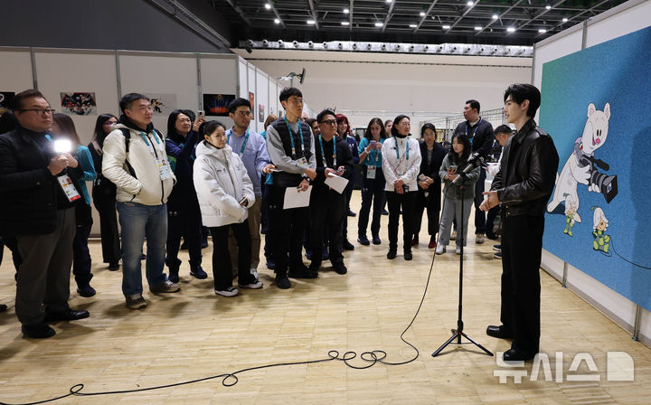 【フォト】ENHYPENソンフン　ミラノ冬季五輪メイン・プレスセンター訪問