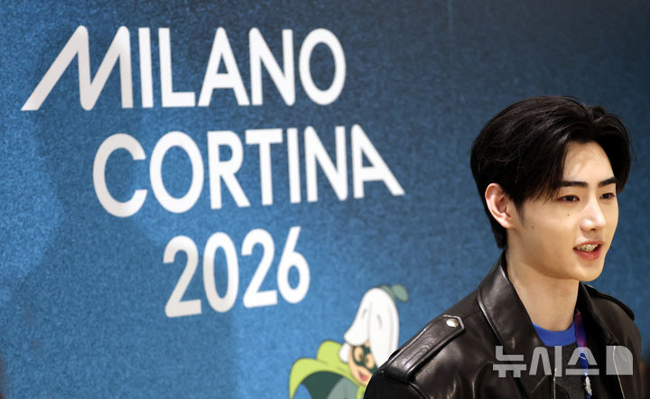 【フォト】ENHYPENソンフン　ミラノ冬季五輪メイン・プレスセンター訪問