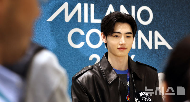 【フォト】ENHYPENソンフン　ミラノ冬季五輪メイン・プレスセンター訪問