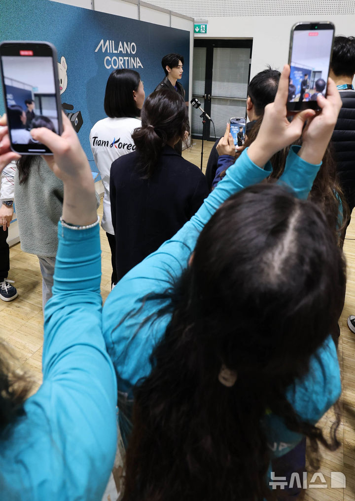 【フォト】ENHYPENソンフン　ミラノ冬季五輪メイン・プレスセンター訪問