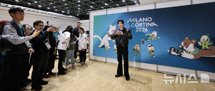 【フォト】ENHYPENソンフン　ミラノ冬季五輪メイン・プレスセンター訪問