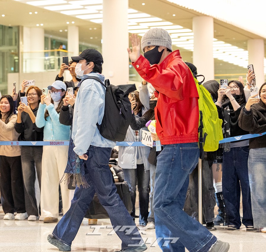 【フォト】鮮やかな赤ジャケット姿のV、黄緑色のリュックがポイント