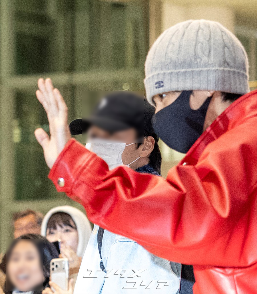 【フォト】鮮やかな赤ジャケット姿のV、黄緑色のリュックがポイント