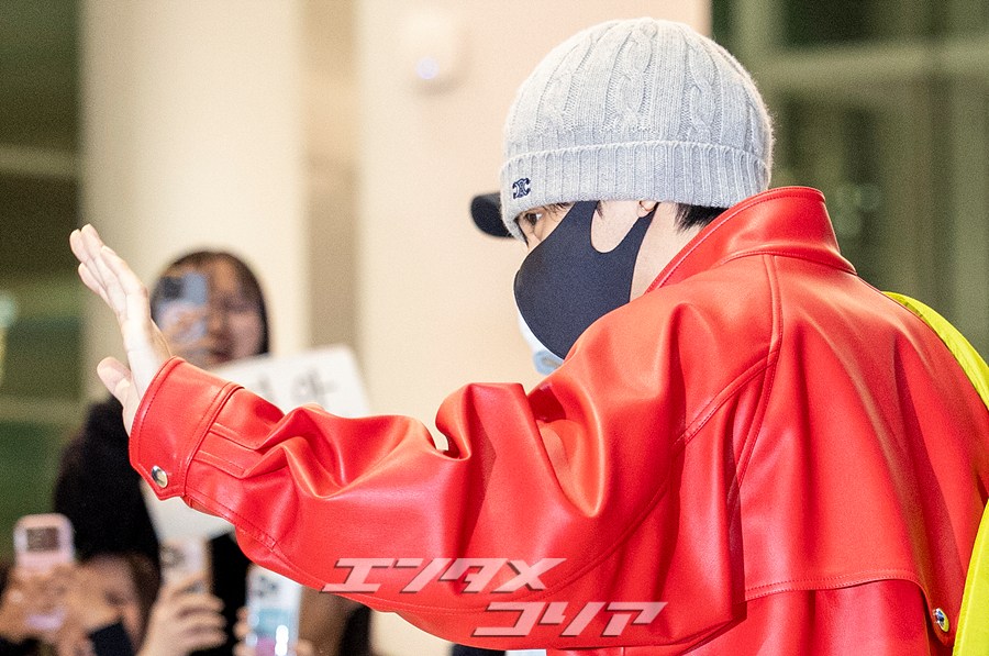 【フォト】鮮やかな赤ジャケット姿のV、黄緑色のリュックがポイント