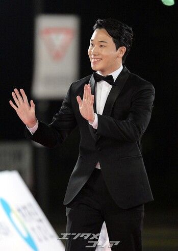 【フォト】イ・ソジュン、ボウタイ姿がダンディ=青龍映画賞