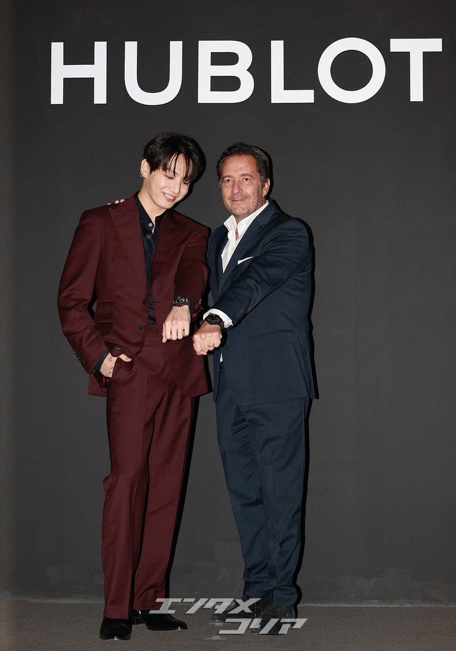 【フォト】BTSジョングク　高級時計ブランド「HUBLOT」CEOとほっぺハート