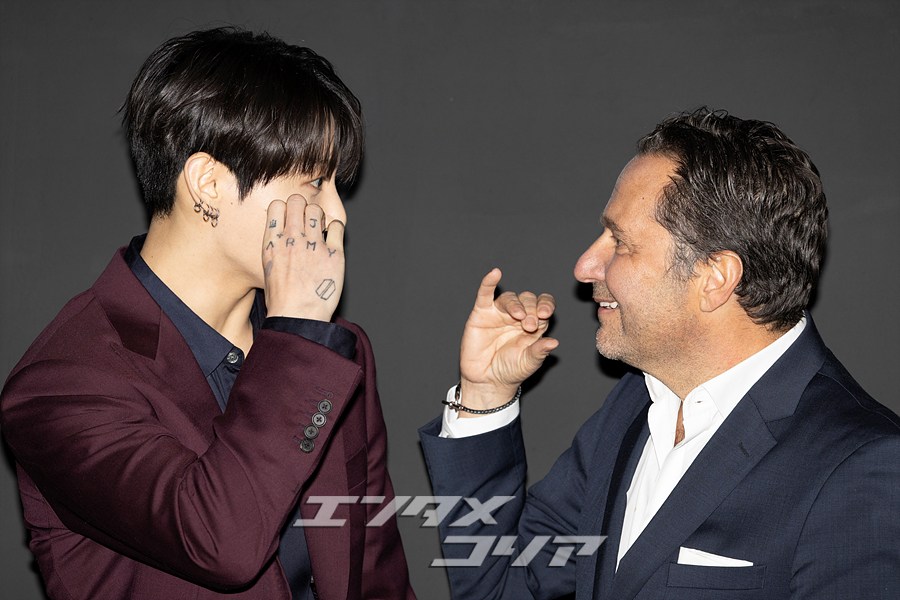 【フォト】BTSジョングク　高級時計ブランド「HUBLOT」CEOとほっぺハート