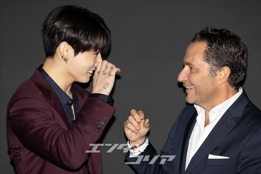 【フォト】BTSジョングク　高級時計ブランド「HUBLOT」CEOとほっぺハート