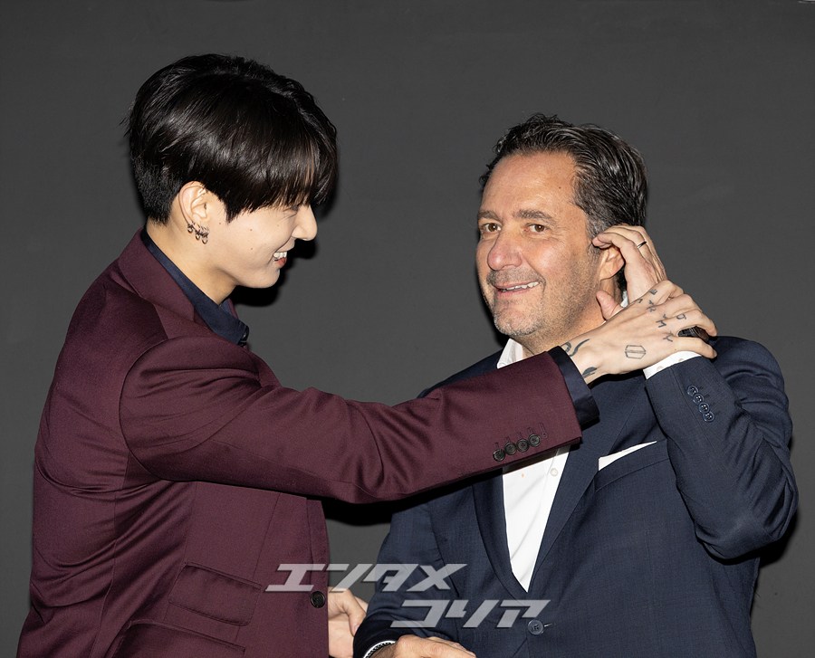 【フォト】BTSジョングク　高級時計ブランド「HUBLOT」CEOとほっぺハート