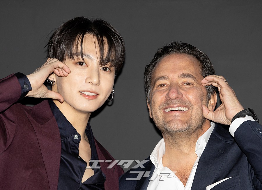【フォト】BTSジョングク　高級時計ブランド「HUBLOT」CEOとほっぺハート