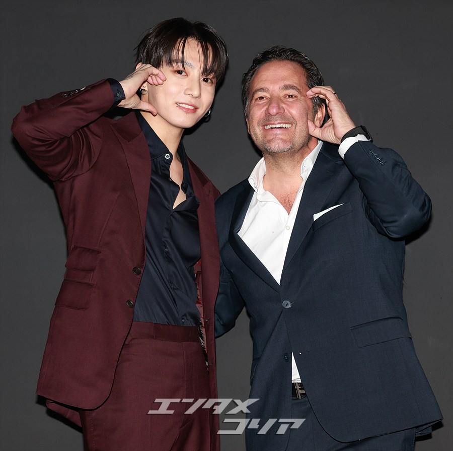 【フォト】BTSジョングク　高級時計ブランド「HUBLOT」CEOとほっぺハート