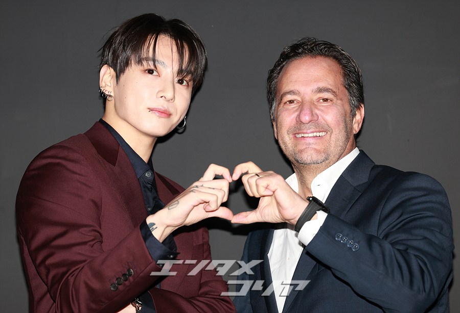 【フォト】BTSジョングク　高級時計ブランド「HUBLOT」CEOとほっぺハート