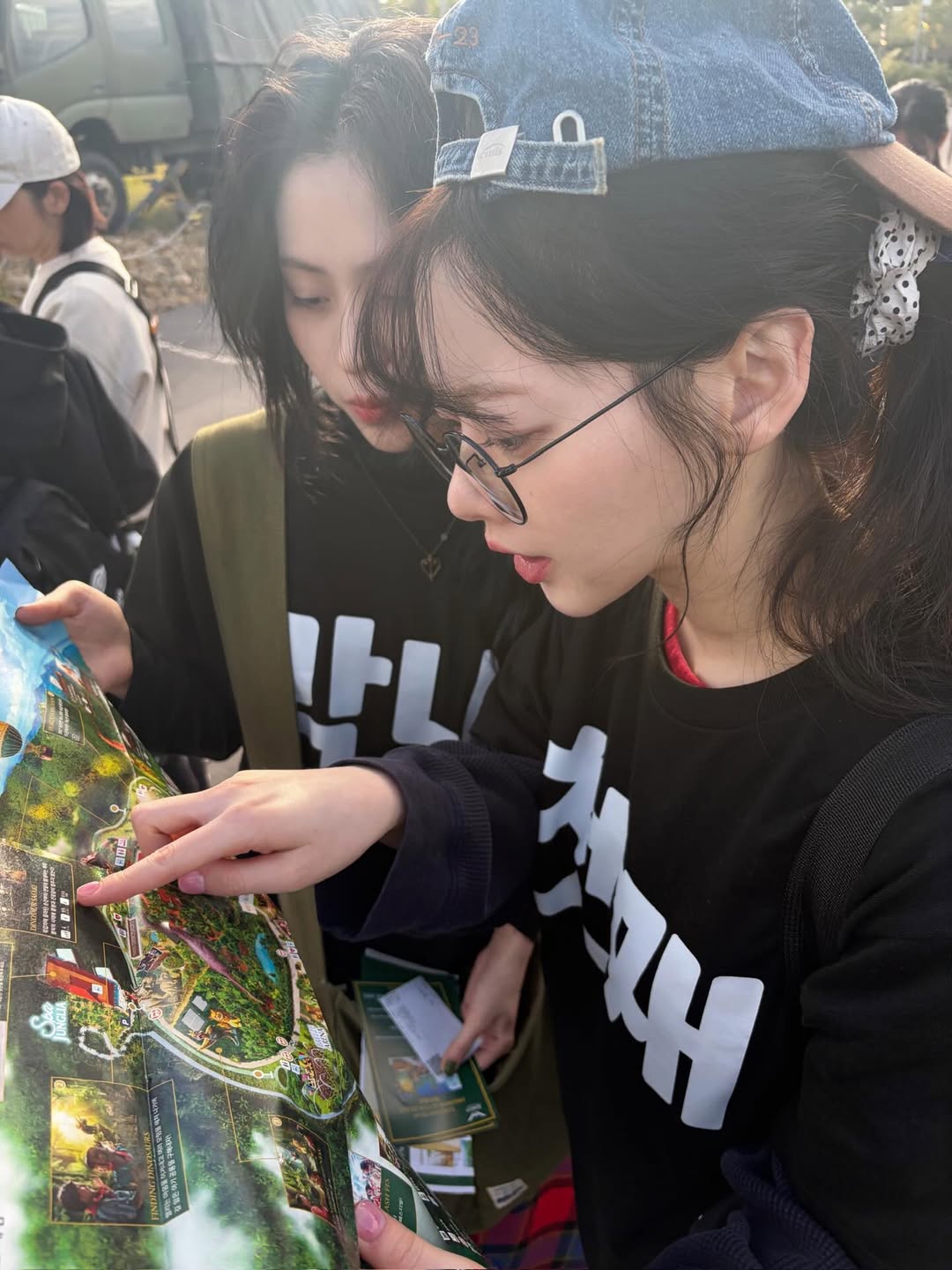 【フォト】aespaカリナ＆ITZYリュジン＆ハン・スア、「一番目＆二番目＆末っ子」Tシャツを着て日本旅行