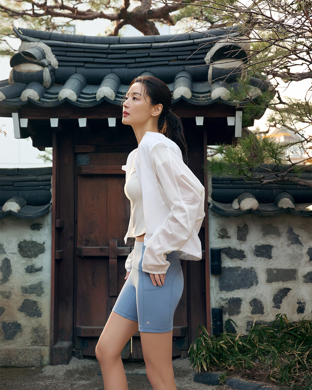 44歳チョン・ジヒョン「バキバキ腹筋」に注目も…韓屋でエレガントなレギンス姿