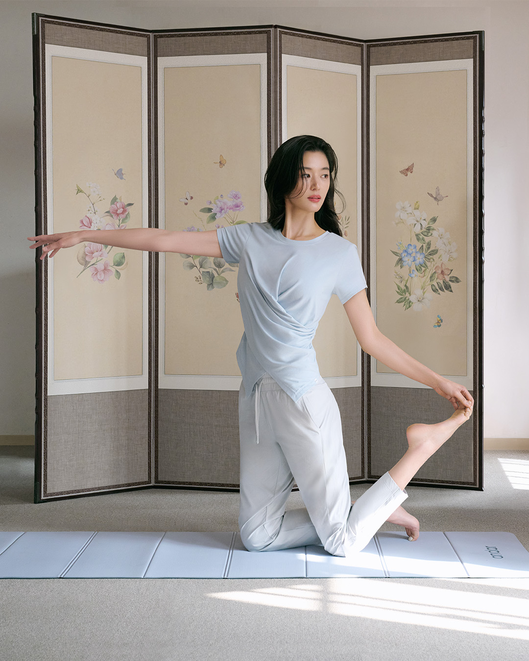 【フォト】チョン・ジヒョン　40代とは思えないスタイル…Kアスレジャーの感性あふれる韓屋グラビア