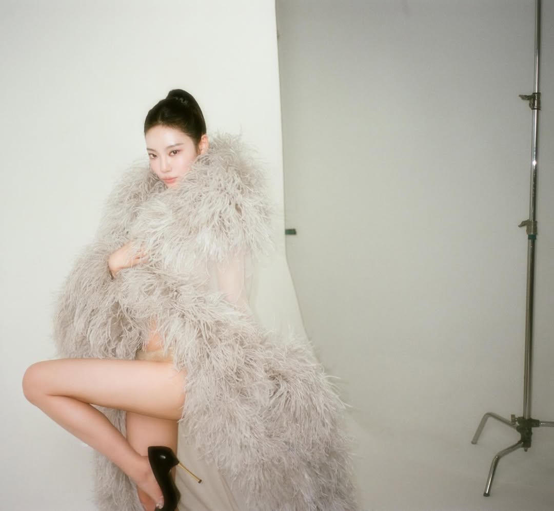 aespaニンニン　シースルー衣装×ファー付きベール…大胆ショット公開