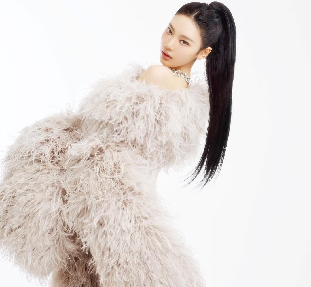 aespaニンニン　シースルー衣装×ファー付きベール…大胆ショット公開