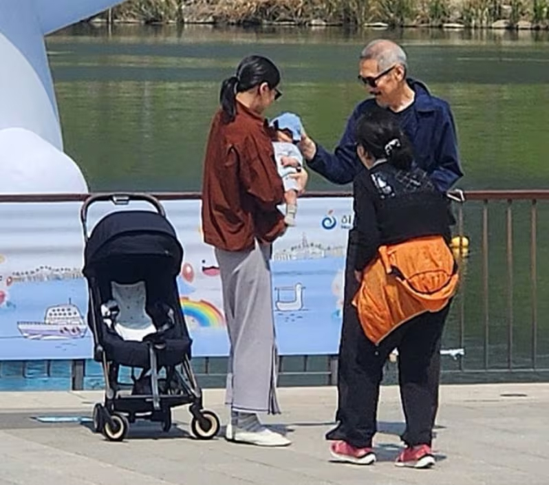 昨年、京畿道河南市のミサ湖水公園でキャッチされたホン監督とキム・ミニの姿。／写真＝オンライン・コミュニティより