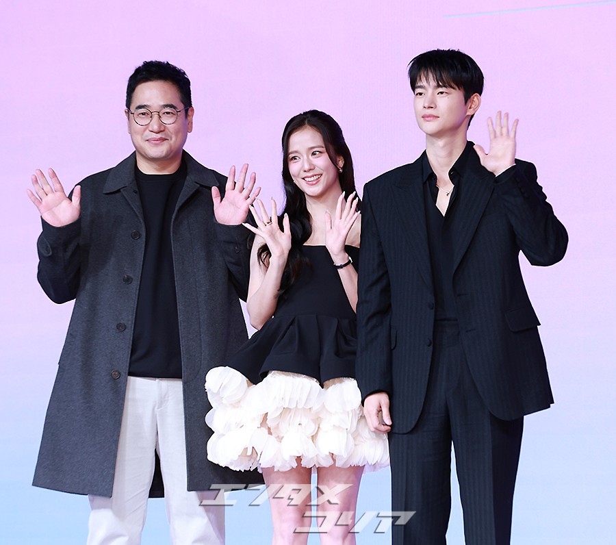 【フォト】BLACKPINKジス＆ソ・イングク、恋人のような2ショット…腕を組んで仲良くポーズ