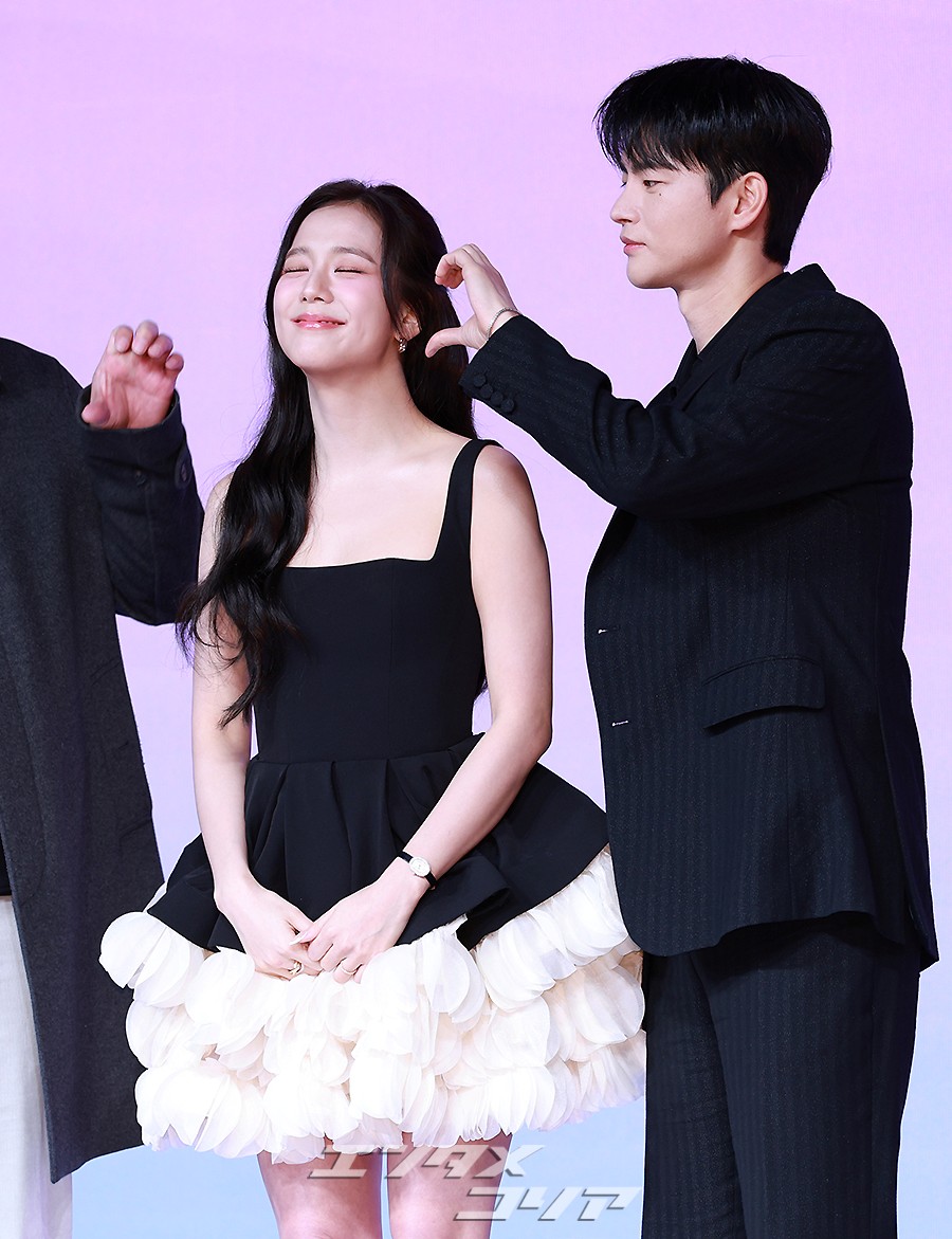 【フォト】BLACKPINKジス＆ソ・イングク、恋人のような2ショット…腕を組んで仲良くポーズ