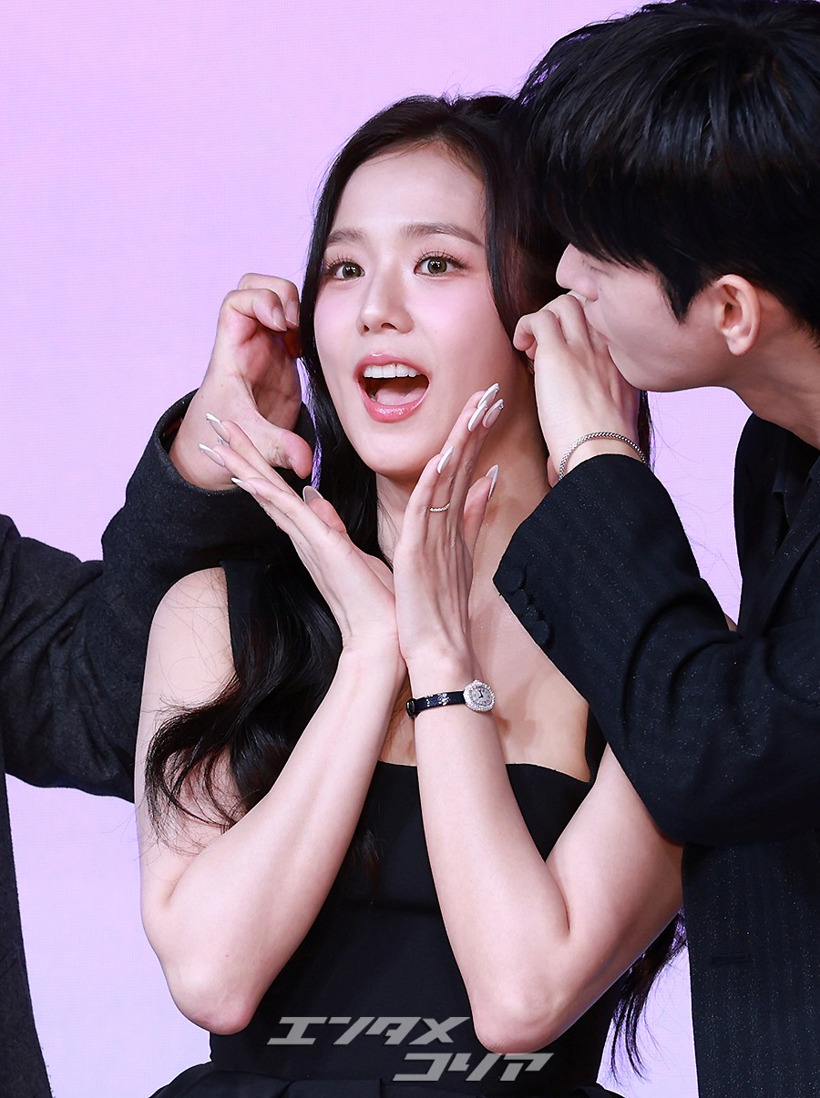 【フォト】BLACKPINKジス＆ソ・イングク、恋人のような2ショット…腕を組んで仲良くポーズ