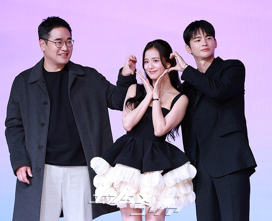 【フォト】BLACKPINKジス＆ソ・イングク、恋人のような2ショット…腕を組んで仲良くポーズ