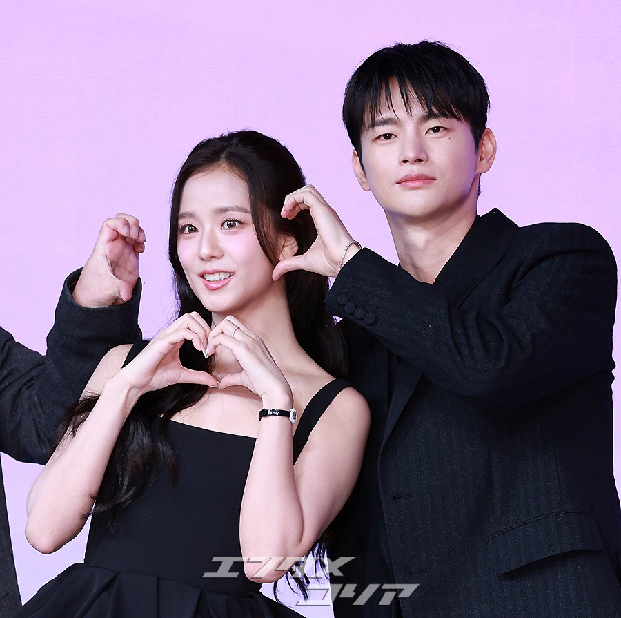 【フォト】BLACKPINKジス＆ソ・イングク、恋人のような2ショット…腕を組んで仲良くポーズ