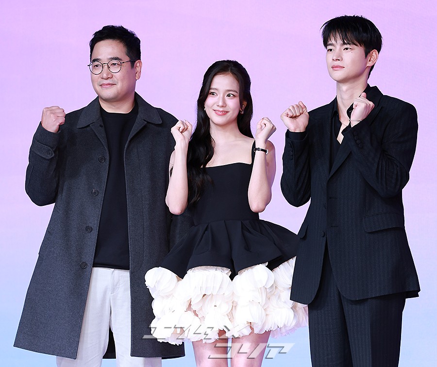 【フォト】BLACKPINKジス＆ソ・イングク、恋人のような2ショット…腕を組んで仲良くポーズ