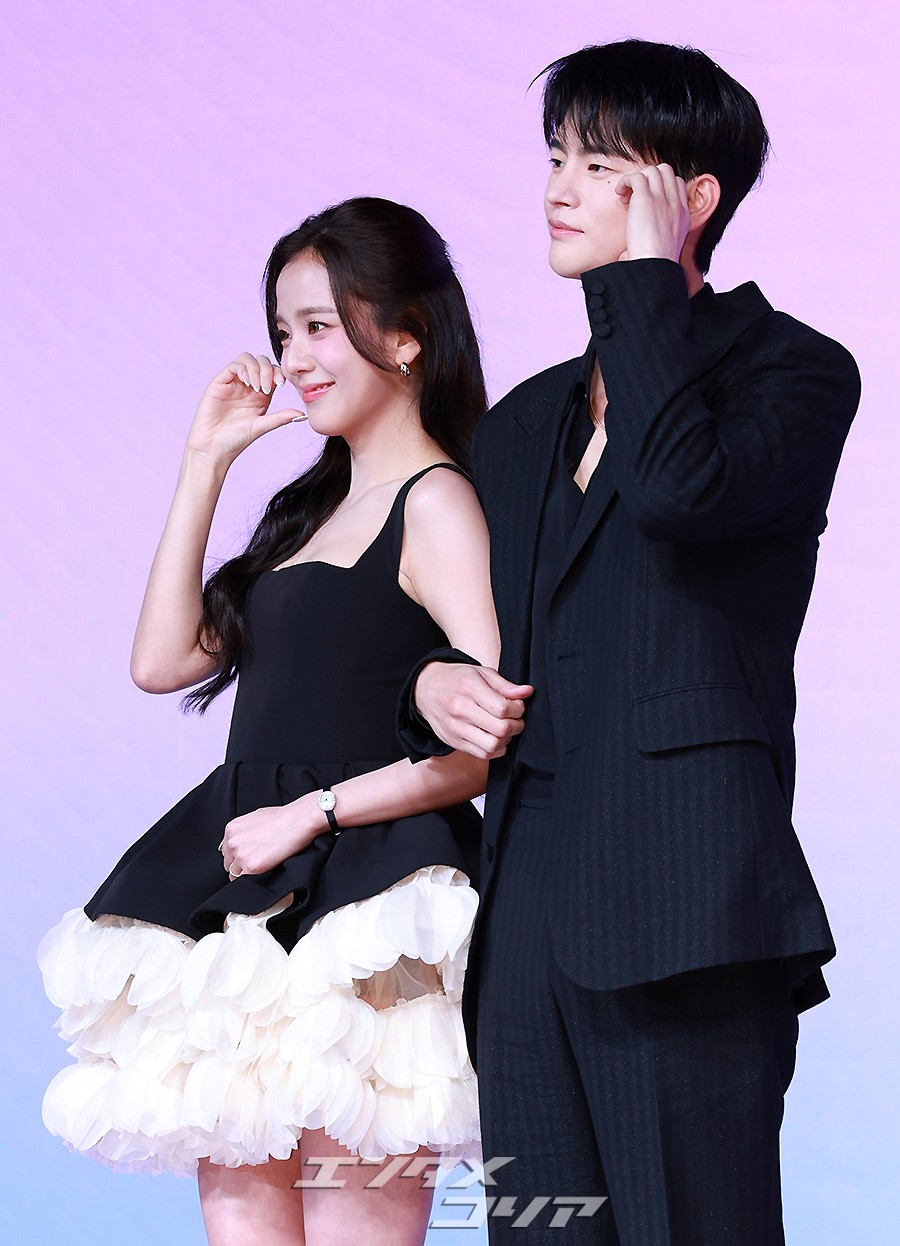 【フォト】BLACKPINKジス＆ソ・イングク、恋人のような2ショット…腕を組んで仲良くポーズ