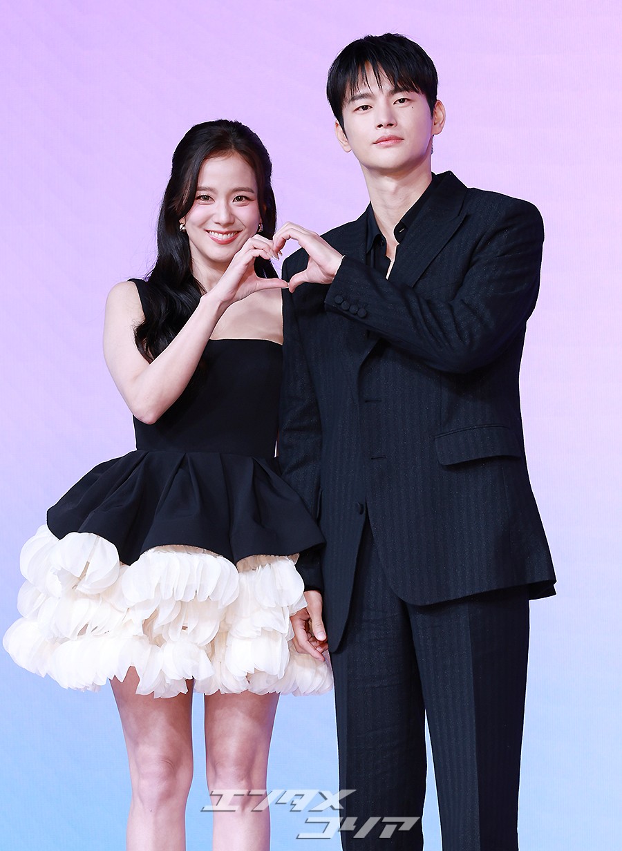 【フォト】BLACKPINKジス＆ソ・イングク、恋人のような2ショット…腕を組んで仲良くポーズ