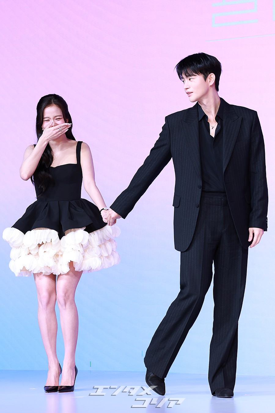 【フォト】BLACKPINKジス＆ソ・イングク、恋人のような2ショット…腕を組んで仲良くポーズ