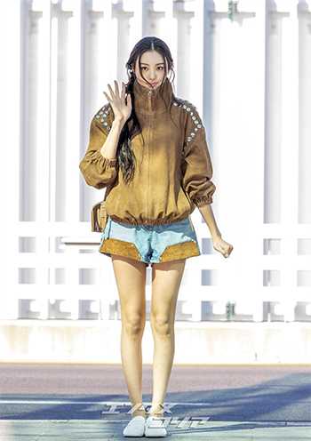 【フォト】パリに向かう「人間マネキン」ことMEOVVガウォン